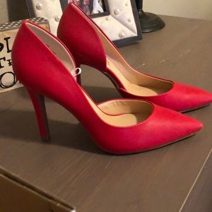 ❤️RED PUMPS❤️